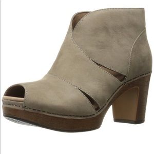 Dansko Delphina Shooties - TAUPE - NUBUCK (40)